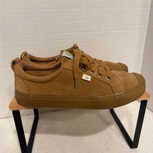 Cariuma OCA Low-Top Carmel Brown Suede Sneakers. Unisex. Men’s 7. Women’s 8.5